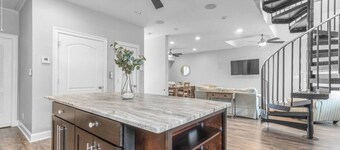 Luxury Townhome 1 BLOCK from Beach, on Boardwalk