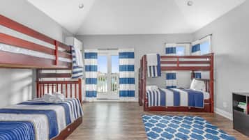 4 dormitorios, escritorio, tabla de planchar con plancha y cuna de viaje