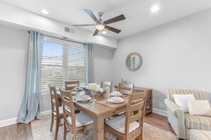 Dining - Luxury Townhome 1 BLOCK from Beach, on Boardwalk (Virginia Beach)