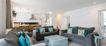 5 bedrooms/sleeps 10-12/free wifi & parking/garden