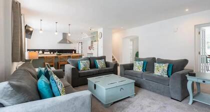 5 bedrooms/sleeps 10-12/free wifi & parking/garden