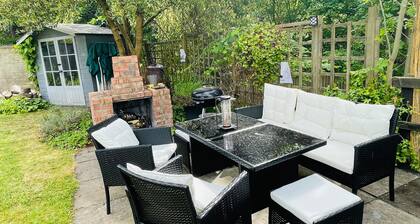 5 bedrooms/sleeps 10-12/free wifi & parking/garden