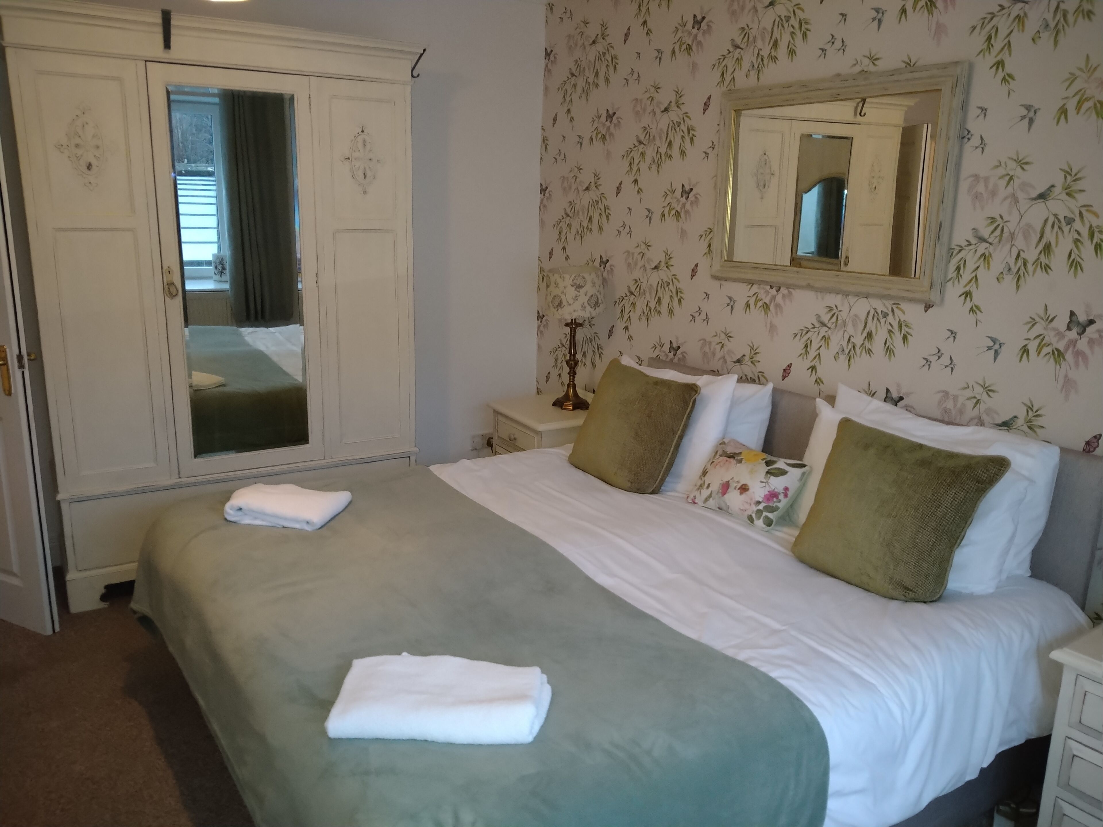 5 bedrooms, iron/ironing board, WiFi, bed sheets