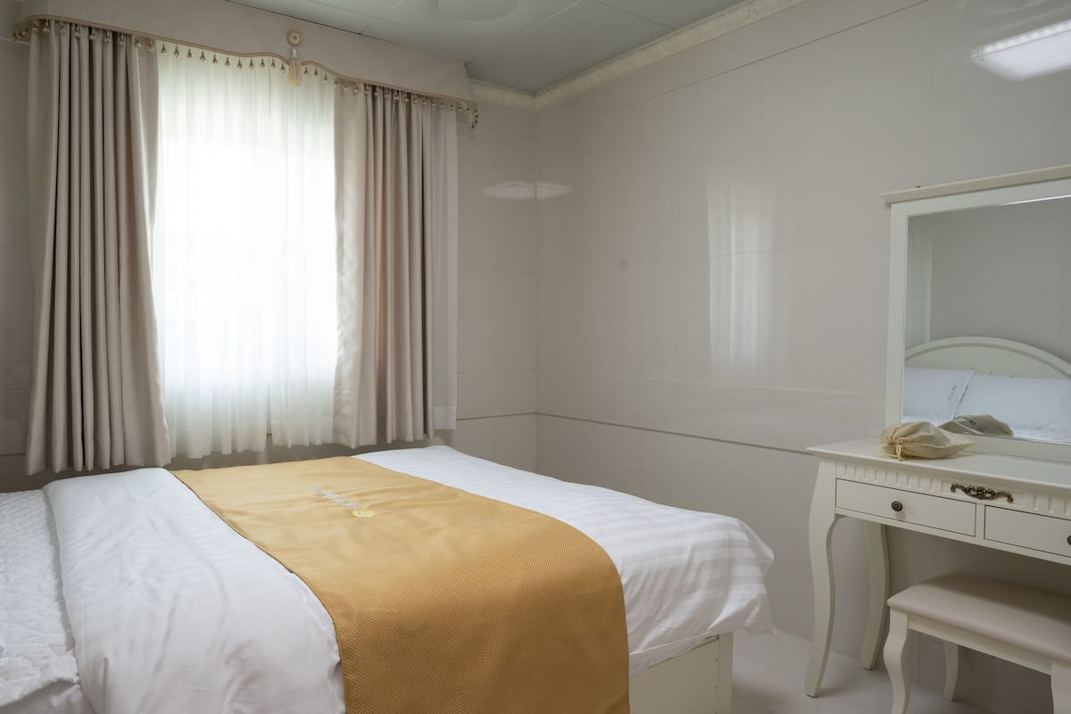 Camera Standard con letto matrimoniale o 2 letti singoli | Con stile personalizzato, Wi-Fi gratuito, lenzuola