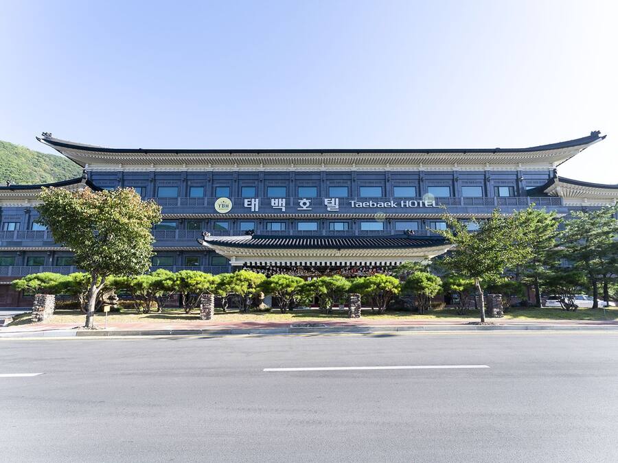 Un edificio de estilo tradicional coreano con un letrero que dice Taebaek Hotel.