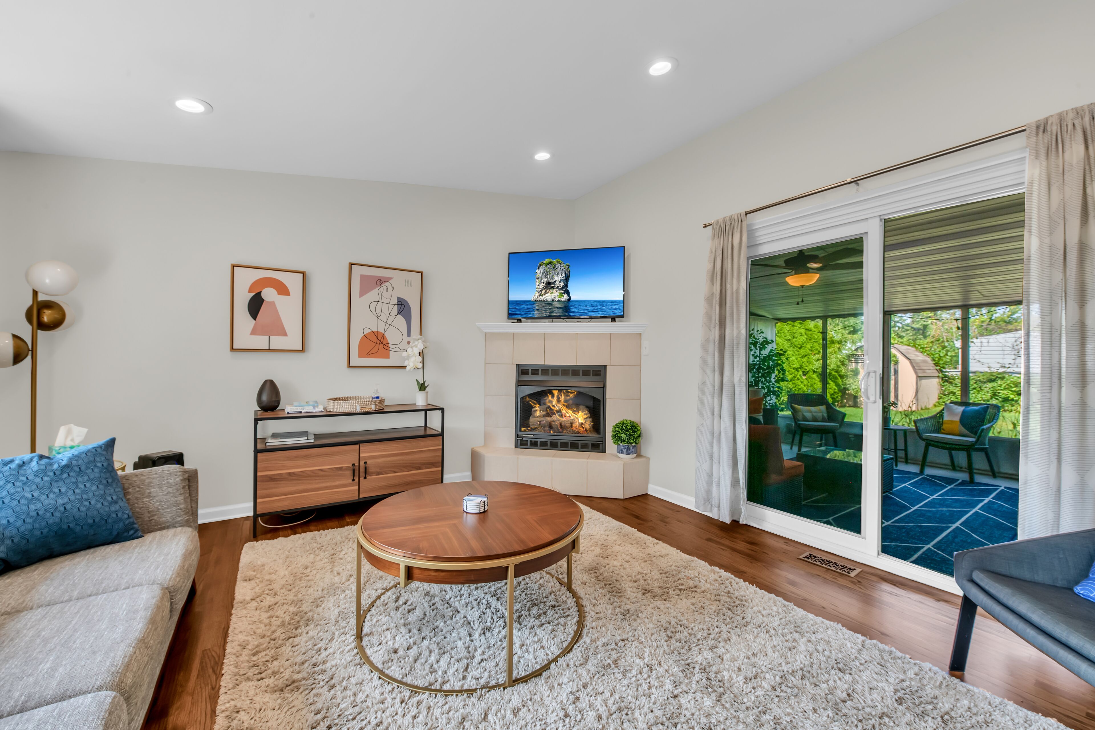 ★Enclosed Patio★ Gas Fireplace EV Charger BBQ 4Bed 2Bath- Entire House Royal Oak