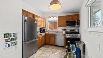 Een koelkast, een magnetron, een oven, een kookplaat