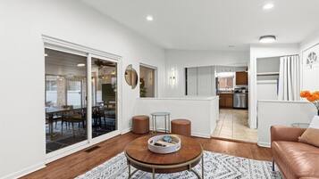 Een smart-tv, een open haard, een dvd-speler en boeken