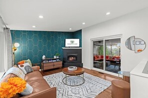 Smart TV, chimenea, reproductor de DVD y libros
