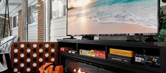 ★Enclosed Patio★ Gas Fireplace EV Charger BBQ 4Bed 2Bath- Entire House Royal Oak