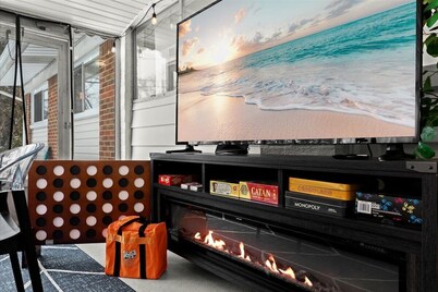 ★Enclosed Patio★ Gas Fireplace EV Charger BBQ 4Bed 2Bath- Entire House Royal Oak