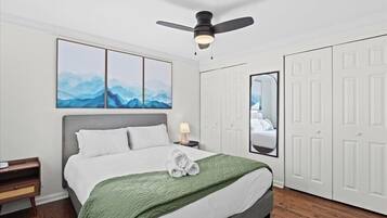 4 slaapkamers, een bureau, een strijkplank/strijkijzer, reisbedje