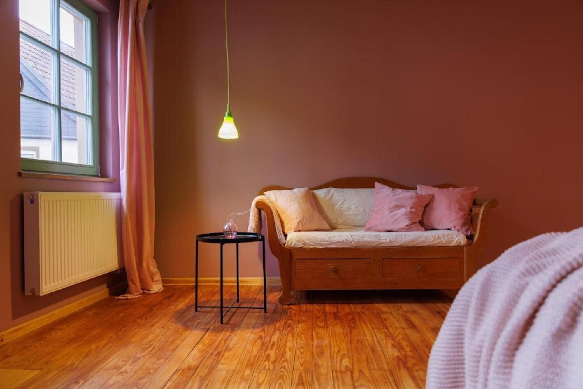 Een open haard en een stereo