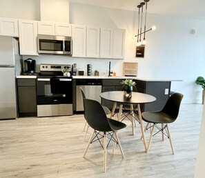 Jääkaappi, mikroaaltouuni, uuni, liesi