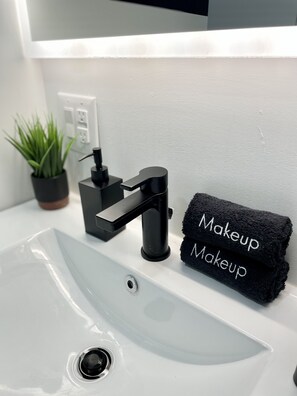 Shower, hair dryer, towels, soap - Stylish King 1BR Near MetLife & NYC (Elizabeth)