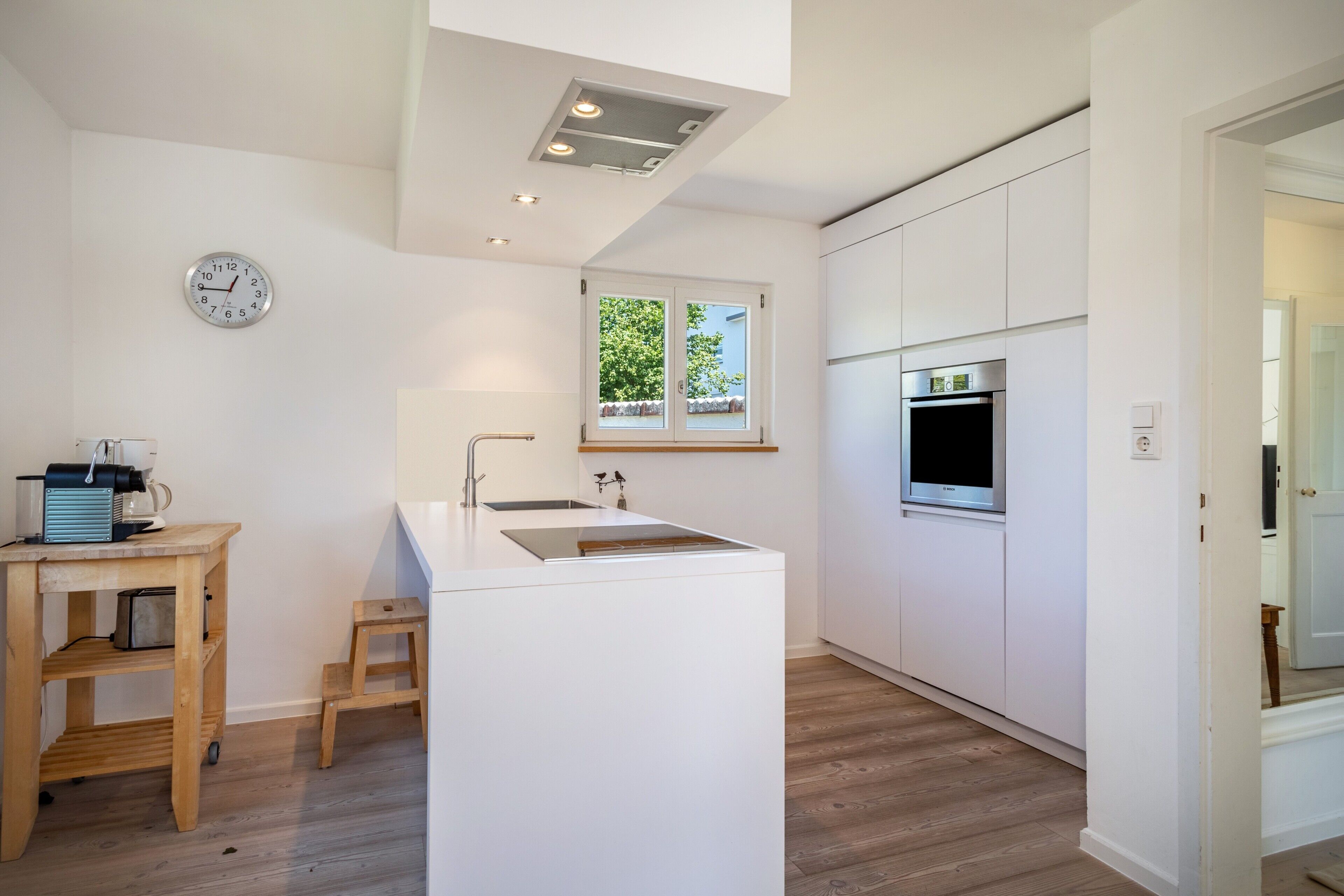 Jääkaappi, uuni, liesi, astianpesukone