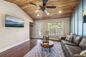 Smart TV, tavolo da calcetto, tavolo da ping pong, libri