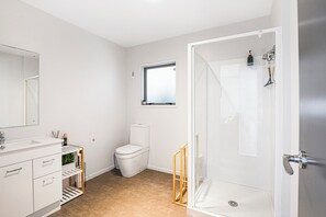 Regadera, jabón, papel de baño