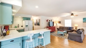 Un espacio habitable compacto con cocina, comedor y zona de estar.