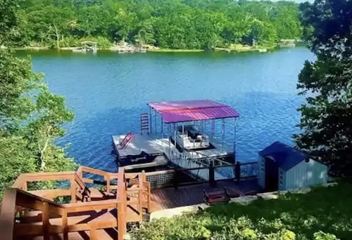 Family Friendly Lake House -1 hour from KC!
