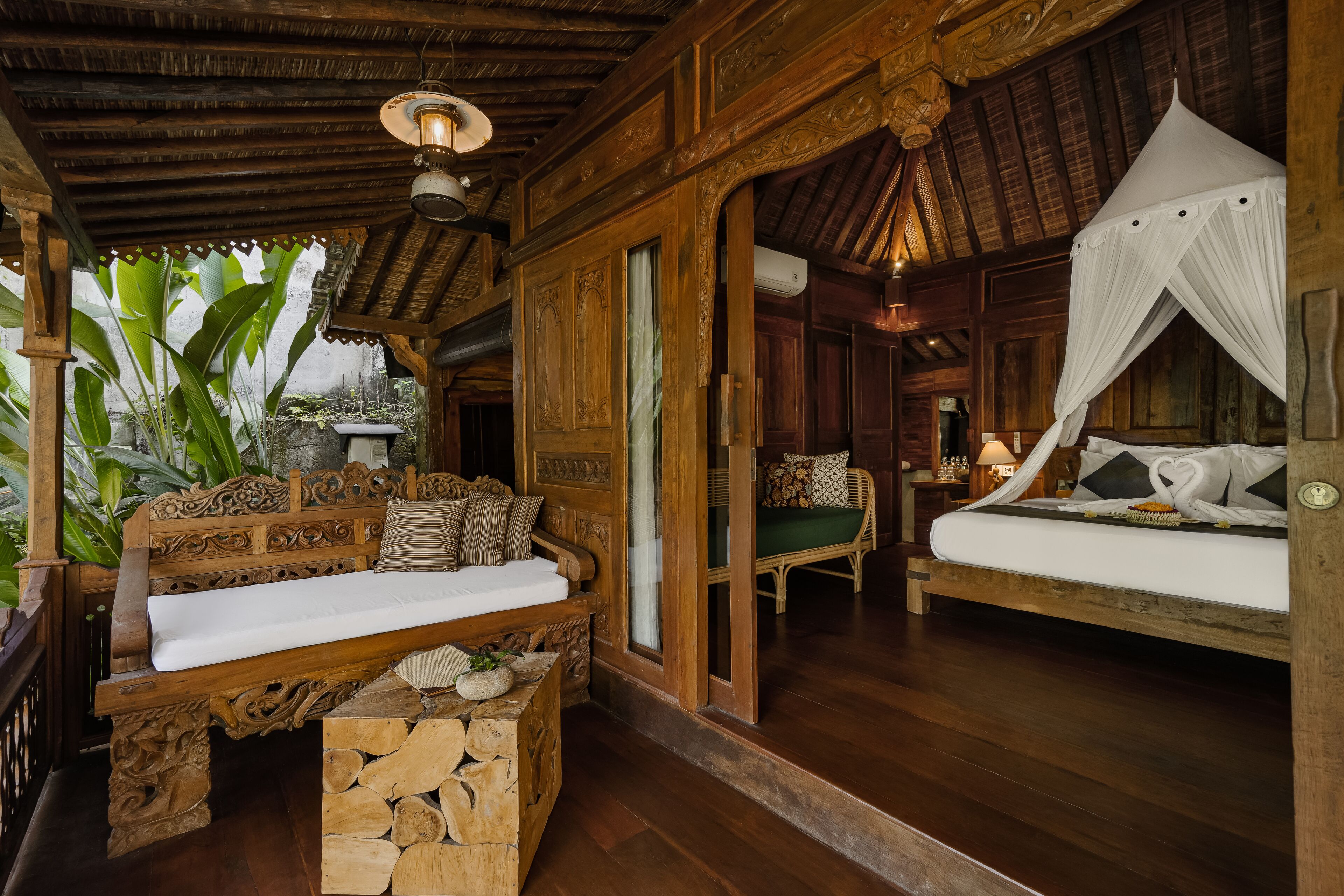 1 kamar tidur, minibar, dan seprai linen