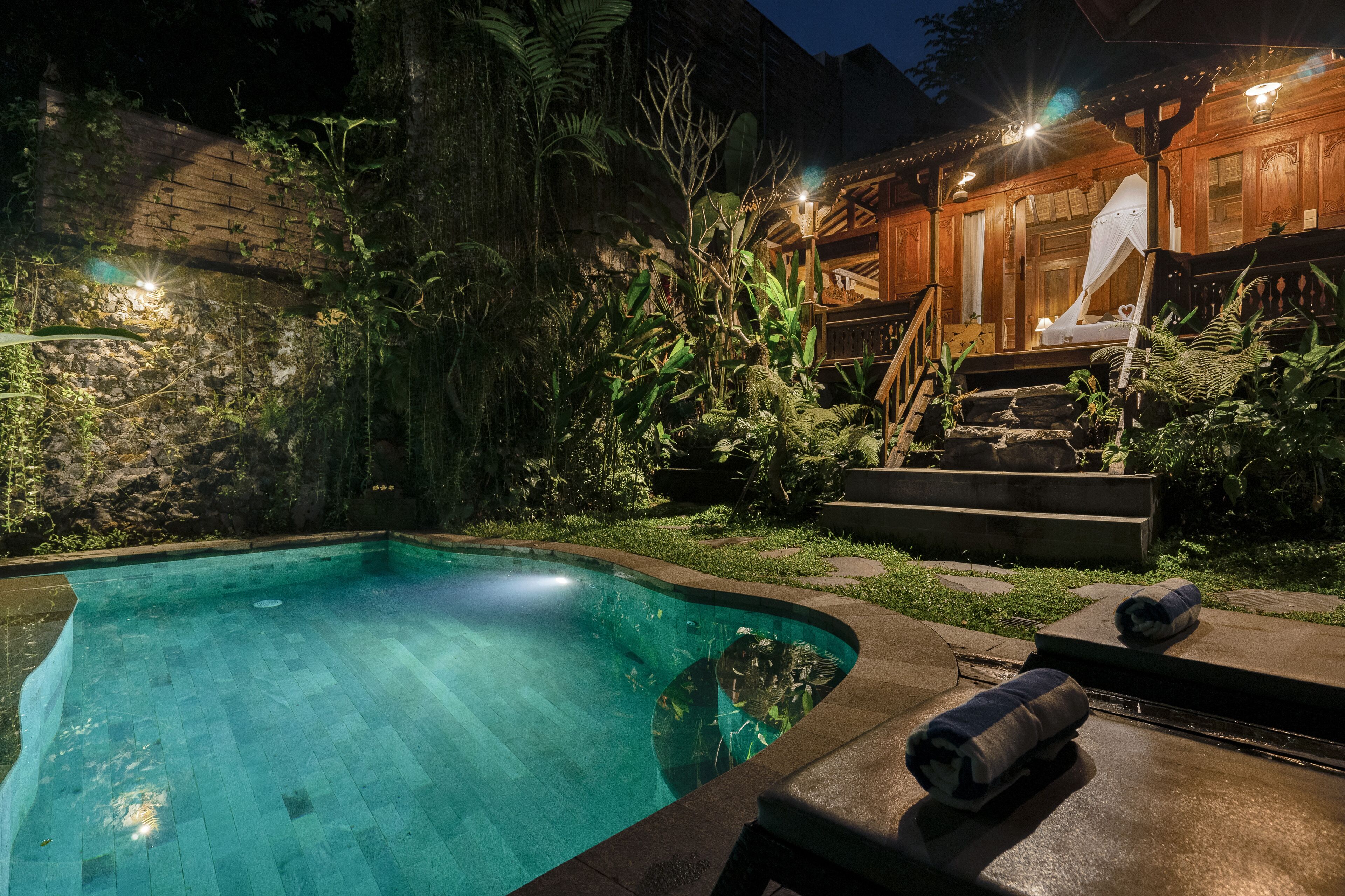 Una piscina al aire libre, tumbonas