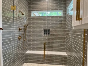 Shower, hair dryer, towels - Luxury Cabin Couple/Small Family - Hochatown - Hot tub, Firepit, A+ Amenities (Broken Bow)