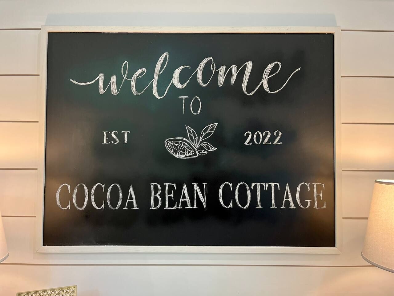 Willkommensschild für Cocoa Bean Cottage, gegründet 2022.