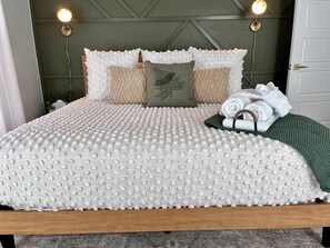 1 bedroom, iron/ironing board, free WiFi, bed sheets - Luxury Cabin Couple/Small Family - Hochatown - Hot tub, Firepit, A+ Amenities (Broken Bow)