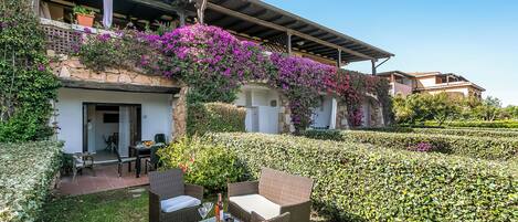 屋外ダイニングエリア