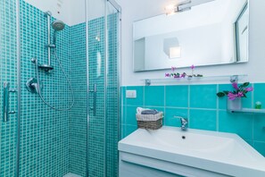 Dusche, Bidet, Handtücher