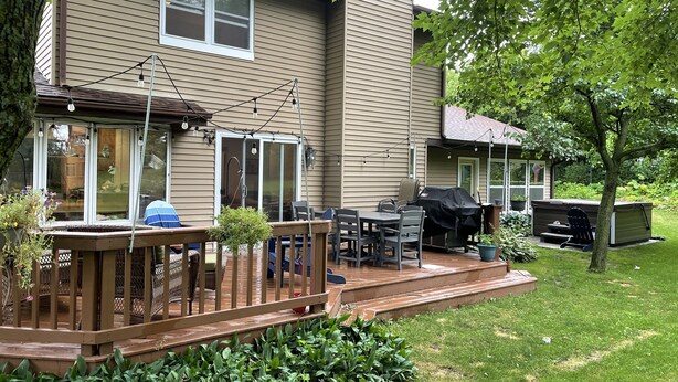 Una casa con terraza, muebles de exterior y zona de barbacoa.