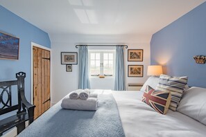 5 bedrooms, desk, iron/ironing board, WiFi