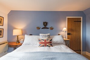 5 bedrooms, desk, iron/ironing board, WiFi