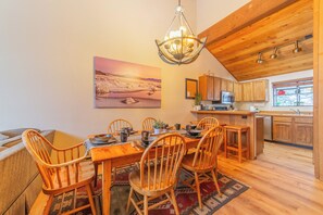 Dining - Mountain View Condo – Near Golf & Shuttle 562 (Mammoth Lakes)