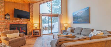 TV connectée, cheminée, livres