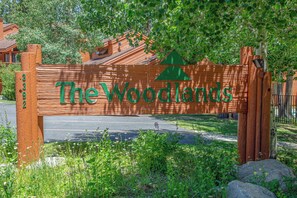 Property grounds - Mountain View Condo – Near Golf & Shuttle 562 (Mammoth Lakes)