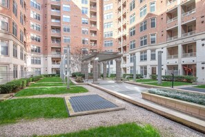 Property grounds - Luxe Foggy Bottom 1BR w/ Den, Pool & Gym, near GWU, by Blueground (Washington, D.C.)