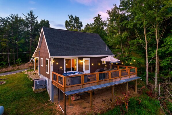 Exterior - Charming Christmas Cabin-Near Dollywood, Downtown, Ziplining-HotTub, Games, View (Sevierville)