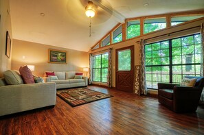 Smart TV, fireplace - Family Friendly Cabin with Seasonal Heated Outdoor Pool, Grill & much more (Sevierville)