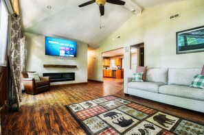 Smart TV, fireplace - Family Friendly Cabin with Seasonal Heated Outdoor Pool, Grill & much more (Sevierville)