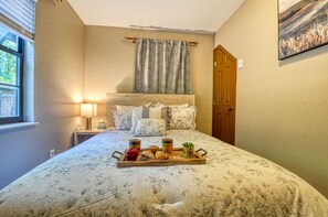 3 bedrooms, iron/ironing board, free WiFi, bed sheets - Family Friendly Cabin with Seasonal Heated Outdoor Pool, Grill & much more (Sevierville)