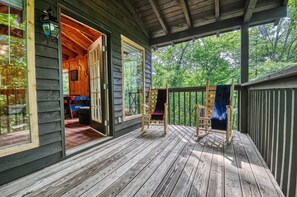 Terrace/patio - Family Friendly Cabin with Seasonal Heated Outdoor Pool, Grill & much more (Sevierville)