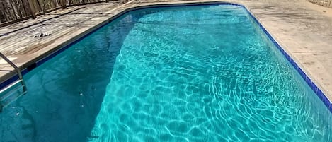 حمّام سباحة خارجي، حمّام سباحة مُدفَّأ