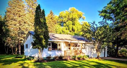 Ultra Comfy, Clean & Spacious, Private Home in Boyne | Dogs Ok! | Walk to Town