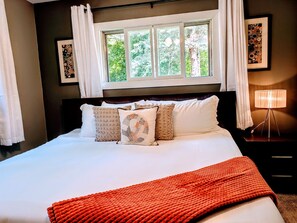 3 bedrooms, premium bedding, desk, iron/ironing board