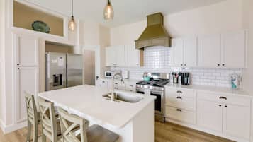 Fridge, microwave, stovetop, dishwasher