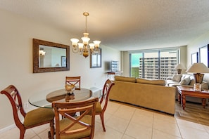 TV, books - Beachfront Marco Island Condo w/ Pool Access! (Marco Island)