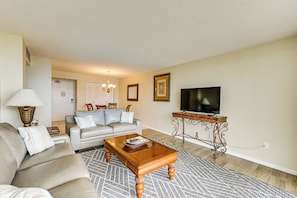 TV, books - Beachfront Marco Island Condo w/ Pool Access! (Marco Island)