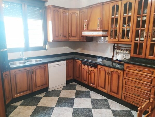 Frigorífico, microondas, horno y placa de cocina